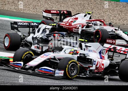 Pierre Gasly (FRA) AlphaTauri AT02 eingeklemmt zwischen Mick Schumacher (GER) Haas VF-21 und Callum Ilott (GBR) Alfa Romeo Racing C41 Reserve Driver. 02.07.2021. Formel 1 Weltmeisterschaft, Rd 9, Großer Preis Von Österreich, Spielberg, Österreich, Übungstag. Bildnachweis sollte lauten: XPB/Press Association Images. Stockfoto