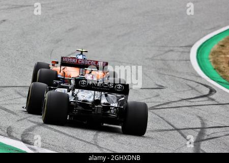 Lando Norris (GBR) McLaren MCL35M führt Lewis Hamilton (GBR) Mercedes AMG F1 W12 an. 04.07.2021. Formel 1 Weltmeisterschaft, Rd 9, Großer Preis Von Österreich, Spielberg, Österreich, Wettkampftag. Bildnachweis sollte lauten: XPB/Press Association Images. Stockfoto