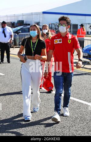 Charles Leclerc (MON) Ferrari mit seiner Freundin Charlotte Sine (MON). 17.07.2021. Formel-1-Weltmeisterschaft, Rd 10, Großer Preis Von Großbritannien, Silverstone, England, Qualifizierender Tag. Bildnachweis sollte lauten: XPB/Press Association Images. Stockfoto