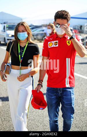 Charles Leclerc (MON) Ferrari mit seiner Freundin Charlotte Sine (MON). 17.07.2021. Formel-1-Weltmeisterschaft, Rd 10, Großer Preis Von Großbritannien, Silverstone, England, Qualifizierender Tag. Bildnachweis sollte lauten: XPB/Press Association Images. Stockfoto