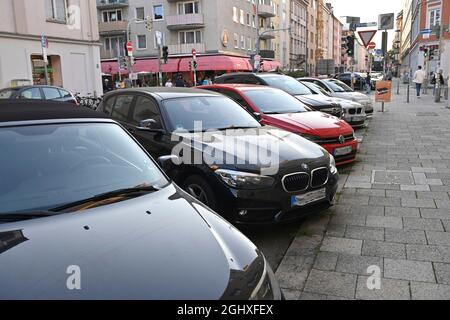 München, Deutschland. September 2021. In München gibt es keinen Parkplatz: Autos und Autos sind in der Adalbertstraße im Stadtteil Schwabing überfüllt. â Credit: dpa/Alamy Live News Stockfoto