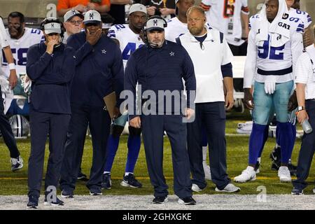 Dallas Cowboys-Cheftrainer Mike McCarthy schaut während des Spiels der Pro Football Hall of Fame im Tom Benson Hall of Fame Stadium, Donnerstag, den 5. August 2021, Stockfoto