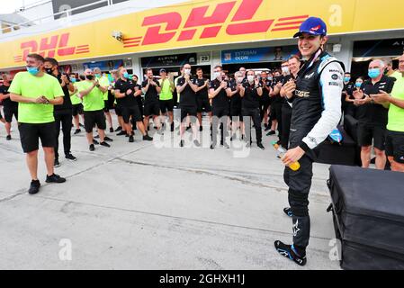 Rennsieger Esteban Ocon (FRA) Alpine F1 Team feiert mit dem Team. 01.08.2021. Formel 1 Weltmeisterschaft, Rd 11, Großer Preis Von Ungarn, Budapest, Ungarn, Wettkampftag. Bildnachweis sollte lauten: XPB/Press Association Images. Stockfoto