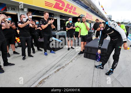 Rennsieger Esteban Ocon (FRA) Alpine F1 Team feiert mit dem Team. 01.08.2021. Formel 1 Weltmeisterschaft, Rd 11, Großer Preis Von Ungarn, Budapest, Ungarn, Wettkampftag. Bildnachweis sollte lauten: XPB/Press Association Images. Stockfoto