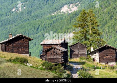 Traditionelle walserhäuser in Blatten, Zermatt, Wallis, Schweiz Stockfoto