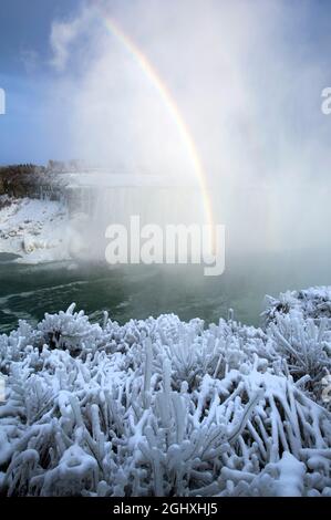 Winter-Regenbogen über Niagara Falls Stockfoto