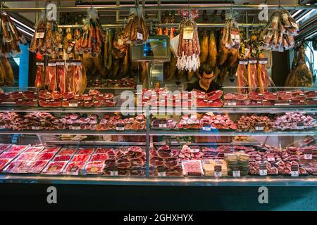 Barcelona, Spanien. Juli 2018. Fleischgeschäft in La Boqueria - einem großen öffentlichen Markt, einem der beliebtesten touristischen Wahrzeichen Barcelonas. Stockfoto