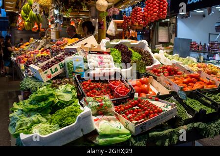 Barcelona, Spanien. Juli 2018. Frisches Obst und Gemüse wird in La Boqueria ausgestellt - einem großen öffentlichen Markt, einem der beliebtesten touristenattraktionen Barcelonas Stockfoto