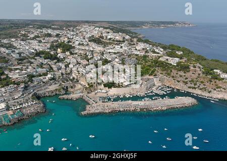 Tra le coste del Salento appare un luogo cosparso di case bianche, Mare cristallino, sabbia, sassolini e scogli. Castro, il paese della purezza! Stockfoto