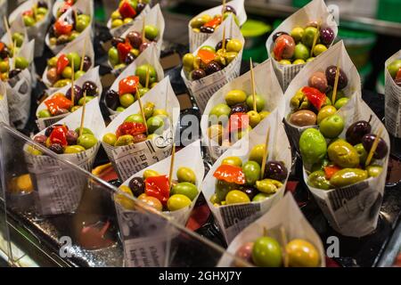 Oliven werden auf einem lokalen Markt in Barcelona, Spanien, ausgestellt. Stockfoto