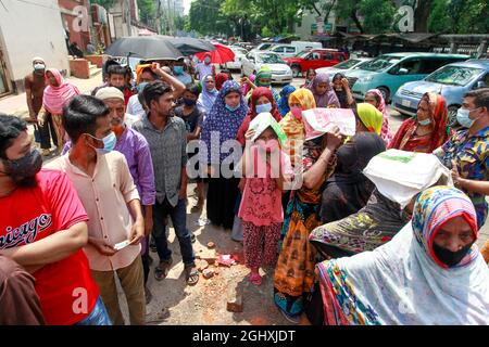 Dhaka, Bangladesch. September 2021. Die Menschen in Bangladesch warten in einer Schlange, um in Dhaka, Bangladesch, im September, das Wesentliche von der Trading Corporation of Bangladesh zu einem subventionierten Preis zu kaufen. Die staatlich geführte Trading Corporation of Bangladesh (TCB) verkauft über Lastwagen, um wichtige Artikel unter den einkommensschwachen Menschen zu einem subventionierten Preis inmitten der COVID-19-Pandemie zu liefern. (Foto von Suvra Kanti das/Sipa USA) Quelle: SIPA USA/Alamy Live News Stockfoto