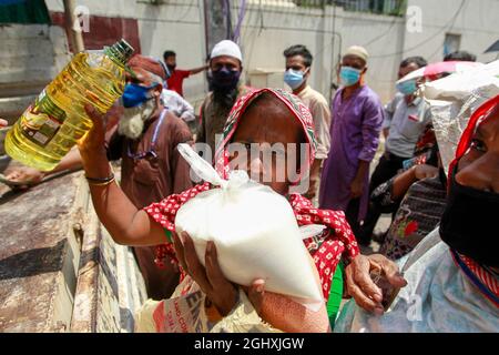 Dhaka, Bangladesch. September 2021. Menschen in Bangladesch kaufen zu einem subventionierten Preis von der Trading Corporation of Bangladesh Lastwagen in Dhaka, Bangladesch, 7. September 2021. Die staatlich geführte Trading Corporation of Bangladesh (TCB) verkauft über Lastwagen, um wichtige Artikel unter den einkommensschwachen Menschen zu einem subventionierten Preis inmitten der COVID-19-Pandemie zu liefern. (Foto von Suvra Kanti das/Sipa USA) Quelle: SIPA USA/Alamy Live News Stockfoto