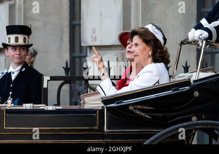 Stockholm, Schweden. September 2021. Elke Büdenbender (2. Von links), Ehefrau von Präsident Steinmeier, und Königin Silvia von Schweden kommen im Wagen am Königspalast an. Präsident Steinmeier und seine Frau sind auf Einladung des schwedischen Königspaares zu einem dreitägigen Staatsbesuch in Schweden. Quelle: Bernd von Jutrczenka/dpa/Alamy Live News Stockfoto