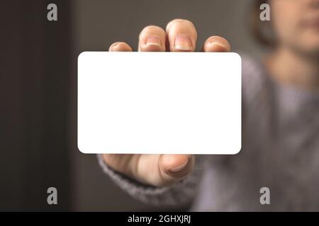 Weißes Papier Karte Mockup in weiblichen Händen Nahaufnahme Foto, Business-Vorlage Hintergrund Stockfoto