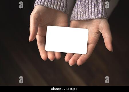Frau mit leerer Kreditkarte Mockup, Mädchen mit schwarzer Papierkarte, Geschäftsvorlage Foto Stockfoto