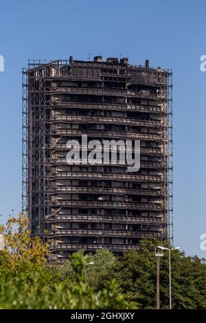 Mailand, Italien - 30. August 2021: Der Wolkenkratzer in der Via Antonini brannte bei einem Großbrand vollständig nieder. Schutt, geschwärzte Wände. Stockfoto