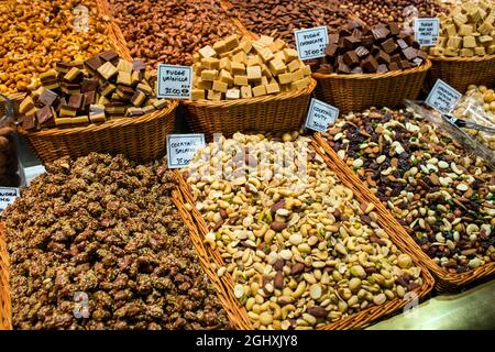 Barcelona, Spanien. Juli 2018. Nüsse und Süßigkeiten werden in La Boqueria ausgestellt - einem großen öffentlichen Markt, einem der beliebtesten Touristenattraktionen Barcelonas. Stockfoto