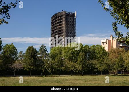 Mailand, Italien - 30. August 2021: Der Wolkenkratzer in der Via Antonini brannte bei einem Großbrand vollständig nieder. Schutt, geschwärzte Wände. Stockfoto