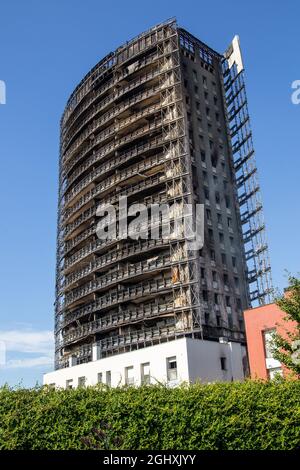 Mailand, Italien - 30. August 2021: Der Wolkenkratzer in der Via Antonini brannte bei einem Großbrand vollständig nieder. Schutt, geschwärzte Wände. Stockfoto