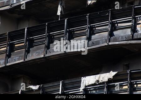 Mailand, Italien - 30. August 2021: Der Wolkenkratzer in der Via Antonini brannte bei einem Großbrand vollständig nieder. Schutt, geschwärzte Wände. Stockfoto