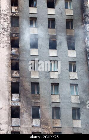 Mailand, Italien - 30. August 2021: Der Wolkenkratzer in der Via Antonini brannte bei einem Großbrand vollständig nieder. Schutt, geschwärzte Wände. Stockfoto