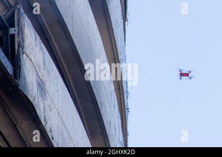 Mailand, Italien - 30. August 2021: Der Wolkenkratzer in der Via Antonini brannte bei einem Großbrand vollständig nieder. Schutt, geschwärzte Wände. Stockfoto