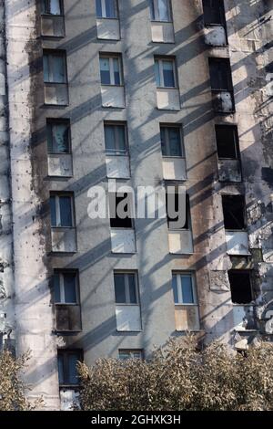 Mailand, Italien - 30. August 2021: Der Wolkenkratzer in der Via Antonini brannte bei einem Großbrand vollständig nieder. Schutt, geschwärzte Wände. Stockfoto