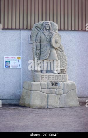 Brechin City Football Club Stadium, Brechin, Angus, Schottland, 7. September 2021: Eine Skulptur von William Wallace befindet sich vor dem Hauptstand des Brechin Football Club. Geschnitzt von Tom Church. Kredit: Stable Air Media/ Alamy Live Nachrichten Stockfoto