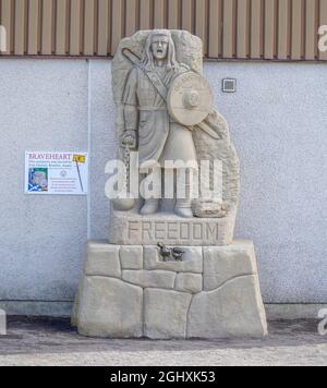 Brechin City Football Club Stadium, Brechin, Angus, Schottland, 7. September 2021: Eine Skulptur von William Wallace befindet sich vor dem Hauptstand des Brechin Football Club. Geschnitzt von Tom Church. Kredit: Stable Air Media/ Alamy Live Nachrichten Stockfoto