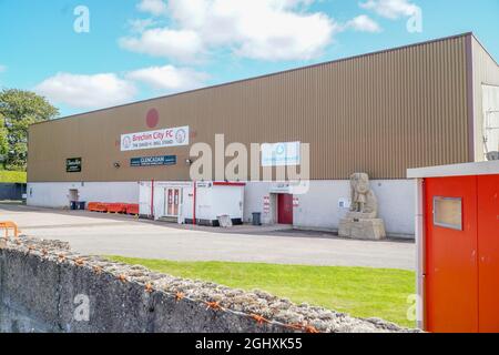 Brechin City Football Club Stadium, Brechin, Angus, Schottland, 7. September 2021: Eine Skulptur von William Wallace befindet sich vor dem Hauptstand des Brechin Football Club. Geschnitzt von Tom Church. Kredit: Stable Air Media/ Alamy Live Nachrichten Stockfoto