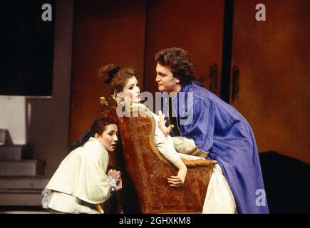 l-r: Monica Bacelli (Cherubino), Sylvia McNair (Susanna), Jeffrey Black (Count Almaviva) in LE NOZZE DI FIGARO an der Royal Opera, Covent Garden, London WC2 25/04/1994 Musik: Wolfgang Amadeus Mozart Libretto: Lorenzo Da Ponte Leitung: Harmut Haenchen Bühnenbild: Xenia Hausner Kostüme: Peter Pabst Beleuchtung: Franz David Regie: Johannes Schaaf Stockfoto