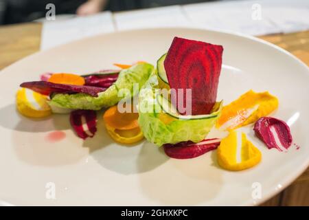 Igualada, Spanien, Februar 2019. Salat wurde im Restaurant Somiatruites in Igualada, Spanien, abgetrennt. Stockfoto