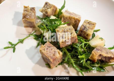 Igualada, Spanien, Februar 2019. Die Vorspeise wurde im Restaurant Somiatruites in Igualada, Spanien, abgetrennt. Stockfoto