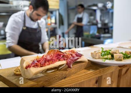 Igualada, Spanien, Februar 2019. Mahlzeiten werden im Restaurant Somiatruites in Igualada, Spanien, zubereitet und abgetrennt. Stockfoto