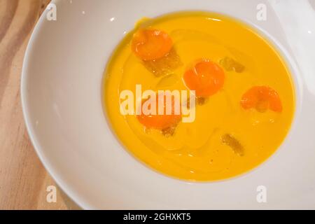 Igualada, Spanien, Februar 2019. Suppe wurde im Restaurant Somiatruites in Igualada, Spanien, abgetrennt. Stockfoto