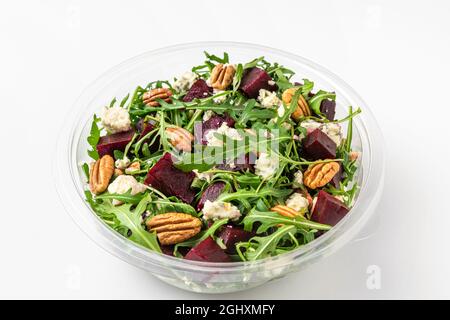 Gesunder Rüben- oder Rote Bete-Salat in Kunststoffverpackung zum Mitnehmen oder zur Lebensmittelzustellung isoliert auf weißem Hintergrund. Nahaufnahme. keto-Diät Stockfoto