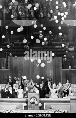 US-Präsident Gerald Ford, First Lady Betty Ford Senator Bob Dole und Elizabeth Dole feiern den Gewinn der Nominierung unter schwebenden Ballons auf der Republican National Convention, Kansas City, Missouri, USA, John T. Bledsoe, 19. August 1976 Stockfoto