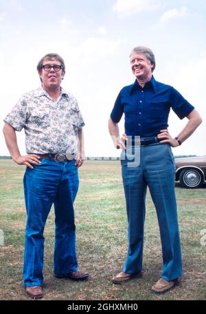 US-Präsident Jimmy Carter (rechts) mit Bruder Billy Carter, Portrait in voller Länge, Plains, Georgia, USA, Bernard Gotfryd, 1977 Stockfoto