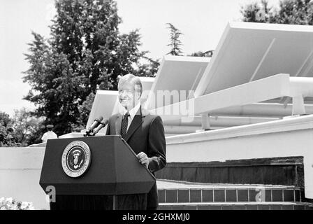 US-Präsident Jimmy Carter sprach vor Solarzellen, die auf dem Dach des Westflügels des Weißen Hauses aufgestellt wurden, und kündigte seine Solarenergiepolitik an, Washington, DC, USA, Warren K. Leffler, 20. Juni 1979 Stockfoto