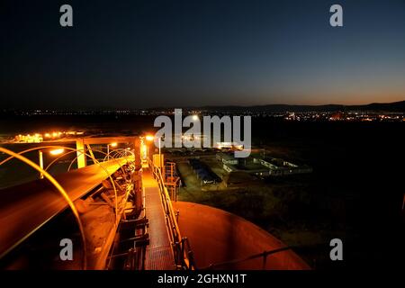 JOHANNESBURG, SÜDAFRIKA - 05. Aug 2021: Ein Förderband für den Transport von Erzgesteinen in Edelmetallminen in Johannesburg Stockfoto