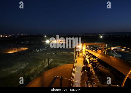 JOHANNESBURG, SÜDAFRIKA - 05. Aug 2021: Ein Förderband für den Transport von Erzgesteinen in Edelmetallminen in Johannesburg Stockfoto