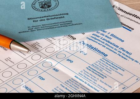 Symbolbild der Briefwahl (Deutschland): Stimmzettel und Briefumschlag für die Bundestagswahl am 26. September 2021 Stockfoto
