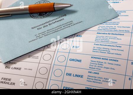 Symbolbild der Briefwahl (Deutschland): Stimmzettel und Briefumschlag für die Bundestagswahl am 26. September 2021 Stockfoto