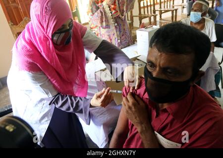 Die Regierung begann am 07,2021. September mit der Massenimpfung für die Verabreichung der zweiten Dosis des Coronavirus-Impfstoffs im ganzen Land, Chandpur, Bangladesch.viele Menschen standen in der Schlange vor Impfzentren, um ihre zweite Dosis zu erhalten.Dhaka, Bangladesch, am 7. September 2021. Foto von Habibur Rahman/ABACAPRESS.COM Stockfoto