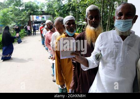 Die Regierung begann am 07,2021. September mit der Massenimpfung für die Verabreichung der zweiten Dosis des Coronavirus-Impfstoffs im ganzen Land, Chandpur, Bangladesch.viele Menschen standen in der Schlange vor Impfzentren, um ihre zweite Dosis zu erhalten.Dhaka, Bangladesch, am 7. September 2021. Foto von Habibur Rahman/ABACAPRESS.COM Stockfoto