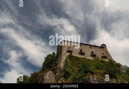 Das Schloss von Carpinone wurde wahrscheinlich in der normannischen Zeit und von der Zeit seiner Errichtung bis zum Ende des dreizehnten Jahrhunderts das buil gebaut Stockfoto