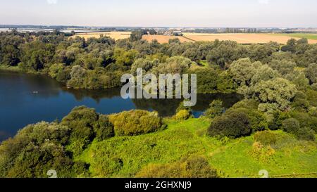 Luftaufnahme eines Abschnitts eines Gravel Pit Lake, am Little Stour River, in der Nähe von Wickhambreaux, Kent Stockfoto