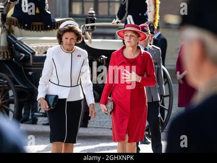 Stockholm, Schweden. September 2021. Elke Büdenbender (r), Ehefrau von Bundespräsident Steinmeier, und Königin Silvia von Schweden gehen während der Herzlich Willkommen. mit militärischen Ehren durch den Hof des Königspalastes Präsident Steinmeier und seine Frau sind auf Einladung des schwedischen Königspaares zu einem dreitägigen Staatsbesuch in Schweden. Quelle: Bernd von Jutrczenka/dpa/Alamy Live News Stockfoto