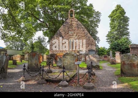 Alloway kirk mit dem Grabstein im Vordergrund, von William Burns und Agnes Brown , dem Vater und Mutter des schottischen Dichters Robert Burns, Ayr Stockfoto