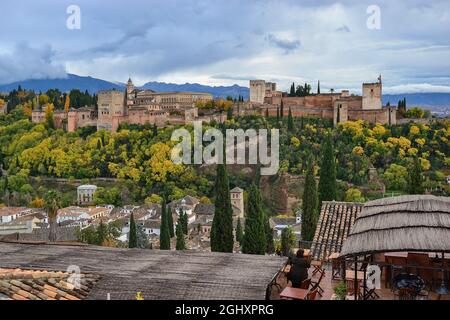 Aufnahme aus der Sicht des Heiligen Nikolaus von der Alhambra Landschaft an einem bewölkten Herbsttag, der Wald mit grünen und gelben Blattbäumen und Häusern Stockfoto